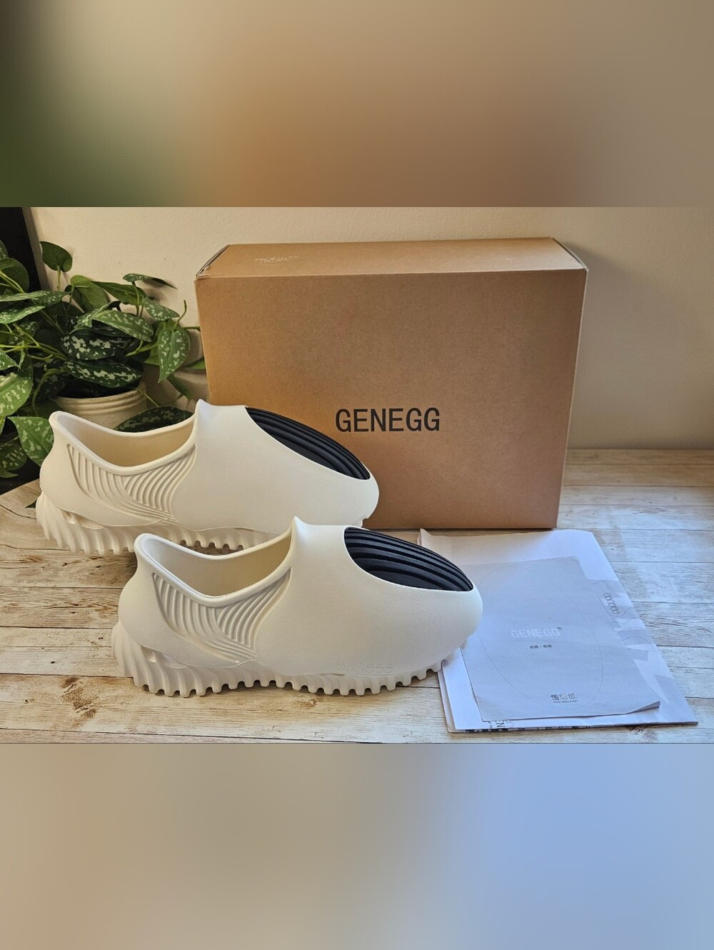 Genegg nib size 10.5 white and black  Foam Runner Whale clogs feature a unique w